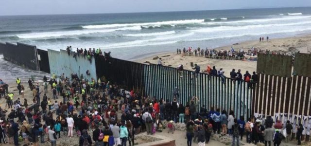 illega-immigrants-jumping-border-fence-mexico