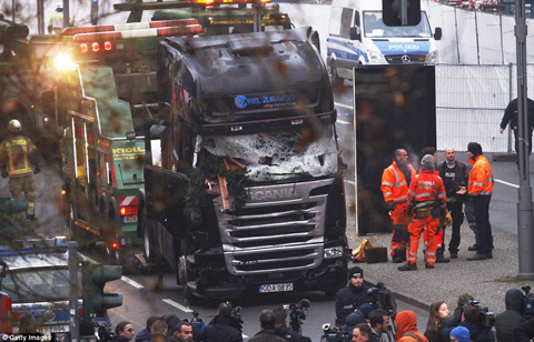 truck-crashed-into-christmas-market-berlin
